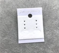 Dettaglio del cartoncino per orecchini in velluto bianco con stampa dorata fashion - Bianco con floccaggio