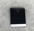 Detail der silbernen gebürsteten Metall- und schwarzen Samtschmuck-Displaykarte für Ohrringe - Silber mit Beflockung