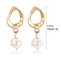 Elegante goldene Metallohrringe mit weißen Barockperlen unregelmäßige Form 3,5 cm - Hohle Metall-Barockperlen-Ohrhänger