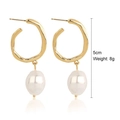 Goldene unregelmäßige Wellenring-Ohrringe mit Perle, 5 cm Höhe und 8 g Gewicht Detail - Große C-Ripple-Hoop-Perlenohrhänger