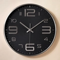 Moderne 10-Zoll Wanduhr in Schwarz matt mit silbernen 3D-Prägezahlen für das Wohnzimmer - Silberner Rahmen Schwarzes Zifferblatt