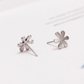 Minimalist 925 silver daisy flower stud earrings with a shiny metallic finish - Six-Petal Flower