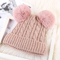 Gorro de punto rosa para mujer con pompones dobles grandes y textura de punto de cable - Doble Pompones Sin Forro Polar / Rosa