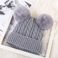 Textura de punto detallada de un gorro de invierno gris con dos pompones de piel sintética - Doble Pompones Sin Forro Polar / Gris