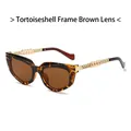 Occhiali da sole cat-eye leopardati con lenti tè e stanghette a catena dorata - Montatura Tartarugata Lente Tè