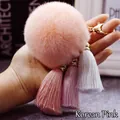 Zachte faux fur pom pom sleutelhanger in Koreaans roze met elegante driekleurige kwastjes - 8cm / Koreaans Roze