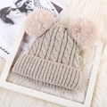 Gorro de invierno de punto grueso con dos pompones suaves en color beige claro - Doble Pompones Sin Forro Polar / Beige