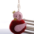 Détail du pompon en fourrure rouge et breloque aile de cygne rose avec couronne dorée - Boule de Poils 8cm Boucle de Chaîne Dorée / Bordeaux