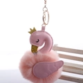 Détail d'un porte-clés cygne en peluche rose avec couronne pailletée et anneau doré - Boule de Poils 8cm Boucle de Chaîne Dorée / Rose