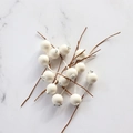 Künstliche weiße Blaubeerstiele mit matten Schaumbeeren und braunem Draht für DIY-Deko - Creme