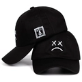 Schwarze Baumwoll-Baseballkappen mit weißer Sad Boy Stickerei und künstlerischen Mustern - Schwarz