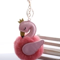 Vue détaillée du porte-clés flamant rose à pompon avec couronne dorée et ailes en cuir - Boule de Poils 8cm Boucle de Chaîne Dorée / Rose Lotus