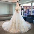 Elegantes elfenbeinfarbenes schulterfreies Brautkleid mit Spitze und langer Schleppe - US 26W / Weiß mit Schleppe