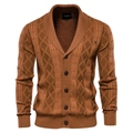 Détail du cardigan marron caramel avec motifs torsadés et col châle pour hommes - Y168 Jaune Terre