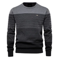 Gros plan sur le motif à rayures gris et noir d'un pull en tricot ajusté pour homme - Y121 Gris