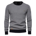 Detailaufnahme der Wabenstrickstruktur und des gerippten Ausschnitts an einem Herrenpullover - M / Schwarz