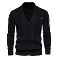 Primer plano del cárdigan negro con cuello en V que muestra el tejido de rombos y botones - M / Tops / Negro