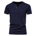 Λεπτομέρεια από σκούρο μπλε βαμβακερό T-shirt Henley με λαιμόκοψη V και τσέπη - M / Tops / Ναυτικό μπλε