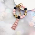 Portachiavi a bracciale con perle in silicone rosa nero, perla di legno leopardata e nappa - Rosa Chiaro