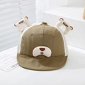 Dettaglio del cappellino bimbo kaki con naso di orso e ricamo BABY in mesh - 48cm (6-20 Mesi) / Cachi Scuro