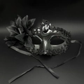 Elegante schwarze Maskenball-Maske mit Blumenakzent, Spitze und funkelnden Pailletten - Schwarz