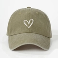 Olivgrüne gewaschene Baumwoll-Baseballkappe mit weißem Herz-Stickmotiv auf weißem Grund - Einheitsgröße / Khaki