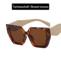 Lunettes de soleil carrées rétro écaillées avec branches beiges et verres de couleur thé - Monture écaille, branche beige - Verre thé