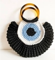 Bolso de mano tejido con diseño de ojo turco, volantes y asas de resina de carey - Negro con borla