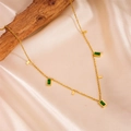 Collana vintage in titanio con ciondoli verdi su sfondo di raso color champagne - Stile Quadrato Strass Quadrato Verde
