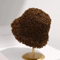 Σκούρο καφέ teddy fleece καπέλο bucket για γυναίκες με πυκνή σγουρή υφή σε χρυσή βάση - Ρυθμιζόμενο / Καφέ