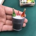 Mini cubo de hielo con botellas de vino en la mano para mostrar escala y detalles finos - Estilo cubo de hielo