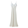 Elegantes cremefarbenes Satin-Maxikleid mit Spitzenbesatz und schmalen Trägern - S / Weiß