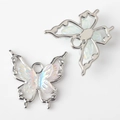 Dettaglio del ciondolo a farfalla in lega d'argento con ali iridescenti e strass brillanti - Argento