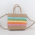 Detail der Regenbogen-Stroh-Tasche mit doppelten Henkeln und Umhängeriemen - Hellbraun