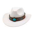 Détail du chapeau de cowboy blanc en feutre avec bande en cuir, turquoise et broderie florale - Taille unique / Blanc (Bande en cuir brodée marron)