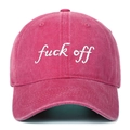 Détail de la broderie Fuck Off sur une casquette en toile de coton rose délavée - Rouge Rose