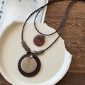 Sautoir zen avec pendentifs circulaires en bois et accents métalliques rétro - Doré Marron (3#)