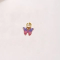 Detail van verstelbare gouden haarring met roze en blauwe vlinder hanger van email - Roze Vlinder 1st