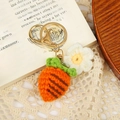 Porte-clés carotte au crochet fait main avec petite fleur blanche et anneau doré - Carotte avec Fleur
