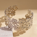 Dettaglio del motivo floreale traforato in argento sul bracciale a fascia aperta - Argento