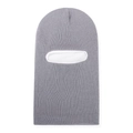 Détail macro du tricot à fines côtes et bord renforcé sur cagoule en maille gris clair - Gris clair