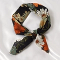 Petit foulard en soie noir avec motif floral coloré noué sur fond de soie lisse - 55x55cm / Chrysanthème d'Août