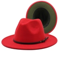 Detailansicht des roten Fedora-Huts mit grüner Krempe und schwarzem Lederband-Akzent - M (56-58cm) / Rot und Armeegrün