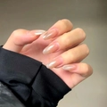 Faux ongles ovales dégradés nude brillants sur main pour un look naturel élégant - Toutes Tailles / Style Translucide Brillant Nude / Pack de 30 / Pur et Translucide (BY2005)