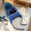 Berretto neonato in maglia blu con toppa dinosauro e soffice pompon in cima - Piccolo Dinosauro - Blu