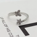 Detailopname van de zilveren vlinder- en bloemring met schitterende zirkonia kristallen - Verstelbaar Open / Zilver