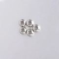 Primer plano de cinco cuentas de tope de acero inoxidable pulido de 8mm para joyería DIY - 8mm / Color Acero