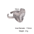 Detalle de anillo de corazón plateado con textura irregular y datos de dimensiones - Color Acero