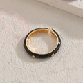 Bague ajustable en émail noir avec points dorés sur une base en métal doré - Noir