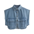 Detail van lichtblauw kort denim vest met klepzakken aan de voorkant en metalen knopen - S / Lichtblauw